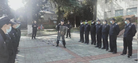 “內(nèi)強(qiáng)素質(zhì)、外塑形象”—潤(rùn)州保安組織中醫(yī)院隊(duì)員進(jìn)行日常隊(duì)列訓(xùn)練