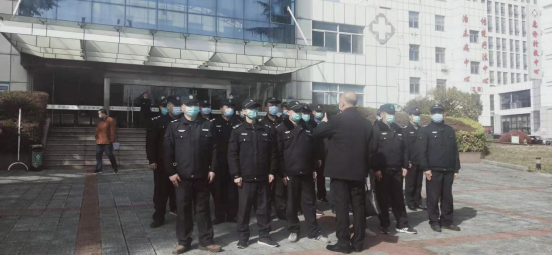 “內(nèi)強(qiáng)素質(zhì)、外塑形象”—潤(rùn)州保安組織中醫(yī)院隊(duì)員進(jìn)行日常隊(duì)列訓(xùn)練