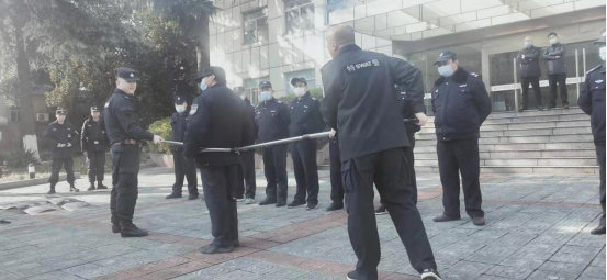 “內(nèi)強(qiáng)素質(zhì)、外塑形象”—潤(rùn)州保安組織中醫(yī)院隊(duì)員進(jìn)行日常隊(duì)列訓(xùn)練