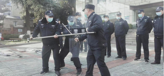 “內(nèi)強(qiáng)素質(zhì)、外塑形象”—潤(rùn)州保安組織中醫(yī)院隊(duì)員進(jìn)行日常隊(duì)列訓(xùn)練