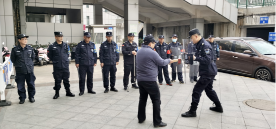 強(qiáng)化保安隊(duì)伍訓(xùn)練 提升保衛(wèi)應(yīng)急處置能力——潤(rùn)州保安公司開(kāi)展領(lǐng)誠(chéng)廣場(chǎng)保安隊(duì)員防爆器械技能專項(xiàng)培訓(xùn)