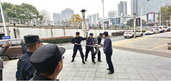 強(qiáng)化保安隊(duì)伍訓(xùn)練 提升保衛(wèi)應(yīng)急處置能力——潤(rùn)州保安公司開(kāi)展領(lǐng)誠(chéng)廣場(chǎng)保安隊(duì)員防爆器械技能專項(xiàng)培訓(xùn)